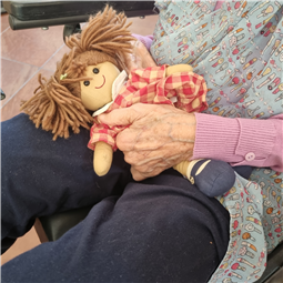 Stimolazione sensoriale con le bambole